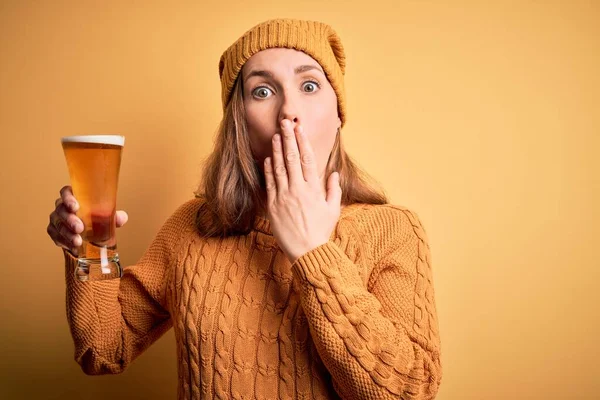 Joven Hermosa Mujer Rubia Bebiendo Vaso Cerveza Sobre Fondo Amarillo — Foto de Stock