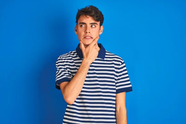 Menino Adolescente Vestindo Camiseta Casual Sobre Fundo Isolado Azul Pensando — Fotografia de Stock
