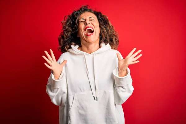 Schöne Sportliche Frau Mittleren Alters Weißem Sweatshirt Vor Isoliertem Roten — Stockfoto