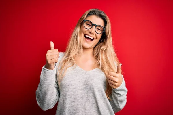 Mujer Rubia Hermosa Joven Con Suéter Gafas Sobre Signo Éxito —  Fotos de Stock