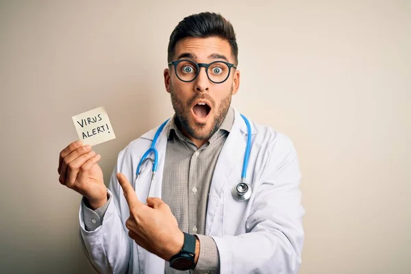 Mladý Lékař Muž Sobě Stetoskop Držení Virus Upozornění Přes Izolované — Stock fotografie