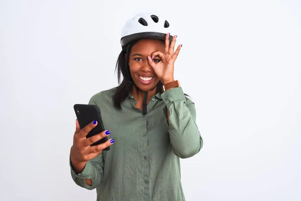 Jovem Afro Americana Vestindo Moto Helment Usando Smartphone Com Rosto — Fotografia de Stock