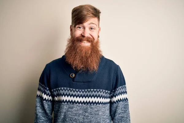 Hombre Pelirrojo Irlandés Guapo Con Barba Vistiendo Suéter Invierno Sobre — Foto de Stock