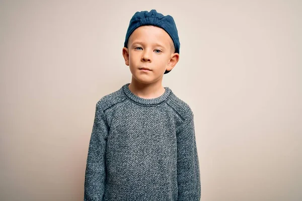 Joven Niño Caucásico Con Ojos Azules Con Gorra Lana Sobre — Foto de Stock