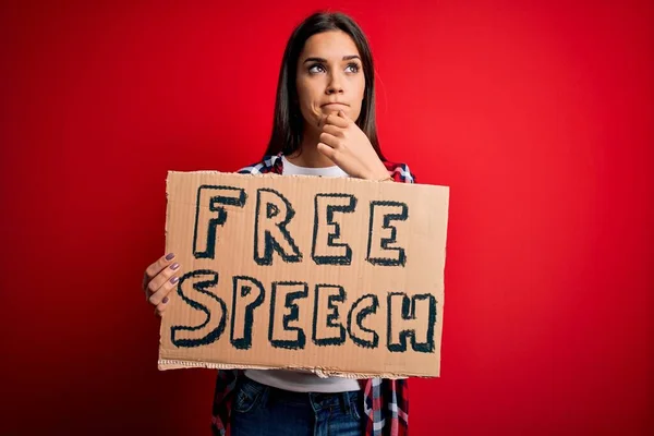 Mujer Morena Hermosa Joven Pidiendo Derechos Sosteniendo Pancarta Con Mensaje —  Fotos de Stock