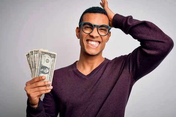 Hombre Afroamericano Guapo Sosteniendo Montón Billetes Dólares Sobre Fondo Blanco —  Fotos de Stock