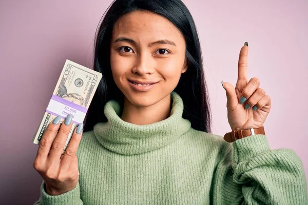 Jovem Mulher Chinesa Bonita Segurando Dólares Sobre Fundo Rosa Isolado — Fotografia de Stock