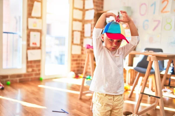 Bellissimo Bambino Biondo Che Indossa Cappello Elica Colorato Piedi Intorno — Foto Stock