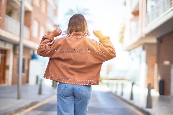 Jonge Mooie Vrouw Draagt Mode Kleding Staand Lopend Backview Straat — Stockfoto