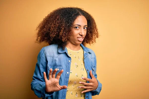 Jovem Afro Americana Com Cabelo Afro Vestindo Camisa Jeans Casual — Fotografia de Stock