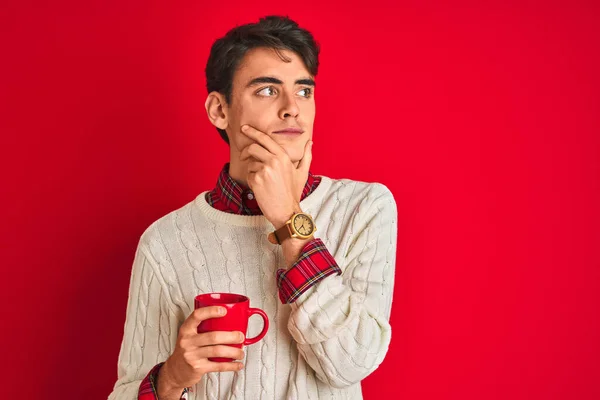 Teenager Junge Winterpullover Trinkt Eine Tasse Kaffee Über Isoliertem Rotem — Stockfoto