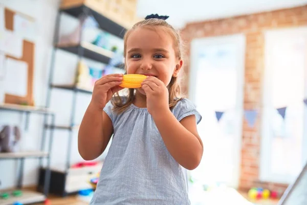 Junge Schöne Blonde Mädchen Kind Genießt Spielschule Mit Spielzeug Kindergarten — Stockfoto