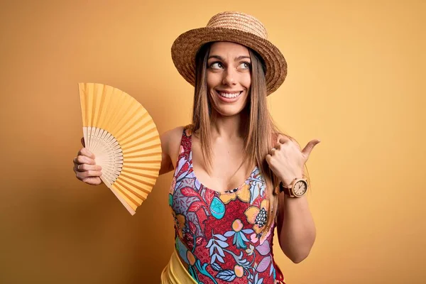 Jovem Mulher Loira Bonita Vestindo Maiô Chapéu Verão Segurando Ventilador — Fotografia de Stock