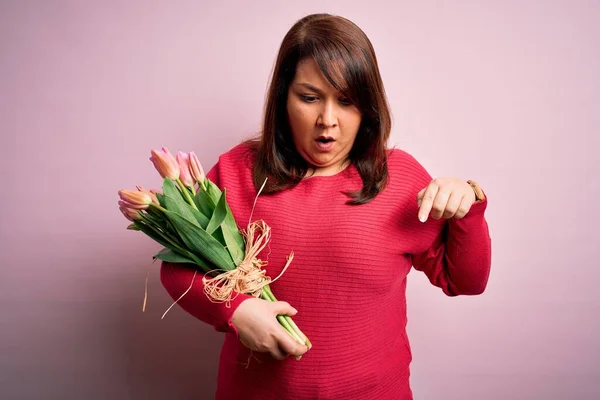 Güzel Iri Yarı Bir Kadın Pembe Arka Planda Romantik Lale — Stok fotoğraf