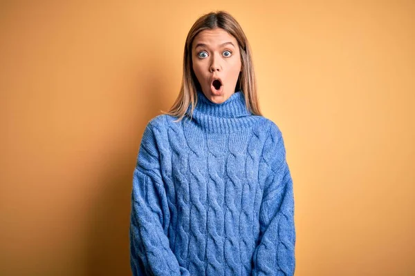 Joven Hermosa Mujer Rubia Con Jersey Cuello Alto Sobre Fondo — Foto de Stock