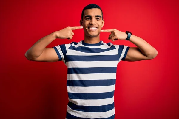 Knappe Afrikaans Amerikaanse Man Met Casual Gestreept Shirt Rode Achtergrond — Stockfoto