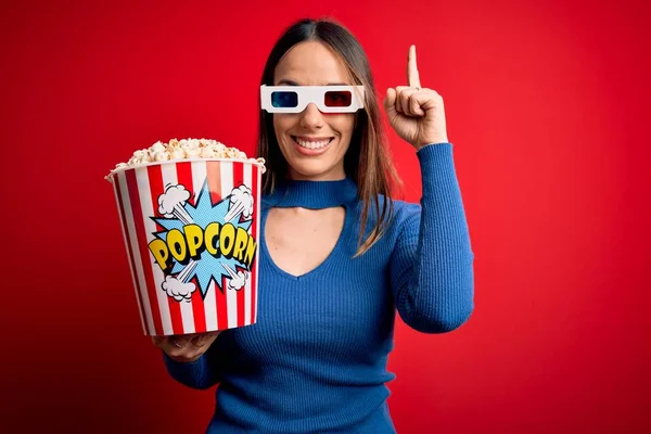 Młoda Blondynka Okularach Jedząca Paczkę Popcornu Oglądająca Film Kinie Wskazujący — Zdjęcie stockowe