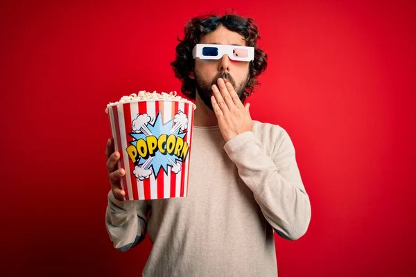 Ung Stilig Man Med Skägg Titta Film Som Håller Popcorns — Stockfoto