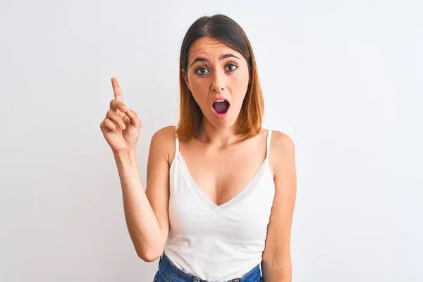 Hermosa Mujer Pelirroja Que Usa Una Camiseta Blanca Casual Sobre — Foto de Stock