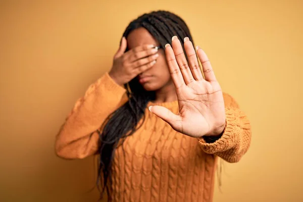 Молодая Африканская Умная Американка Очках Свитере Жёлтом Фоне Закрывает Глаза — стоковое фото