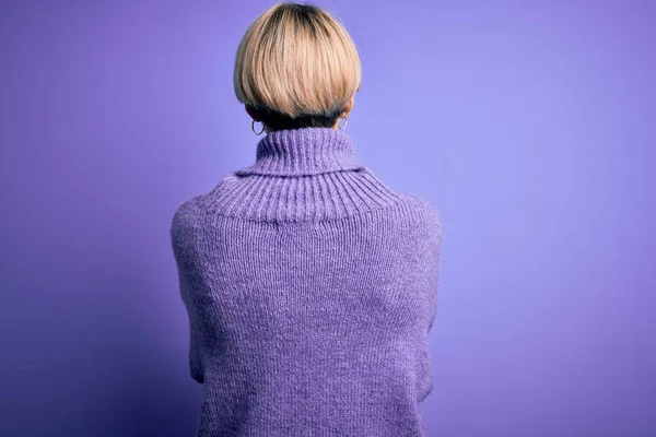 머리에 터틀넥 스웨터를 금발의 바라보며 보라색 스웨터를 — 스톡 사진