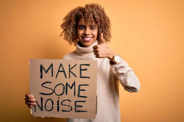 Mujer Activista Afroamericana Pidiendo Revolución Sosteniendo Pancarta Con Hacer Mensaje — Foto de Stock