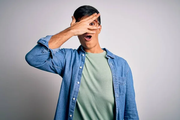 Jonge Knappe Man Draagt Casual Shirt Bril Geïsoleerde Witte Achtergrond — Stockfoto