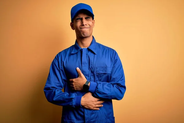 Giovane Uomo Meccanico Afroamericano Indossando Uniforme Blu Cappello Sfondo Giallo — Foto Stock