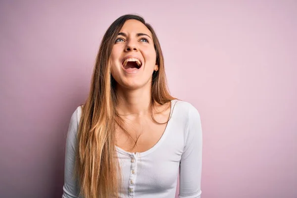 Genç Sarışın Mavi Gözlü Pembe Arka Planda Beyaz Tişört Giyen — Stok fotoğraf