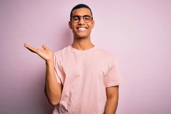 Bonito Homem Afro Americano Vestindo Camiseta Casual Óculos Sobre Fundo — Fotografia de Stock