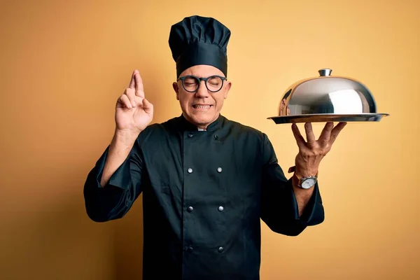 Camarero Guapo Pelo Gris Mediana Edad Vestido Con Uniforme Cocina —  Fotos de Stock