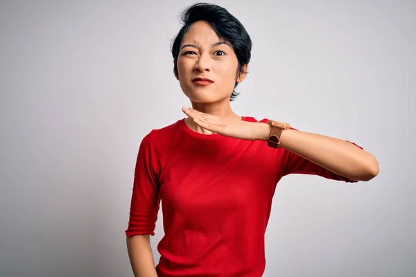 Jovem Bela Ásia Menina Vestindo Casual Vermelho Shirt Sobre Isolado — Fotografia de Stock