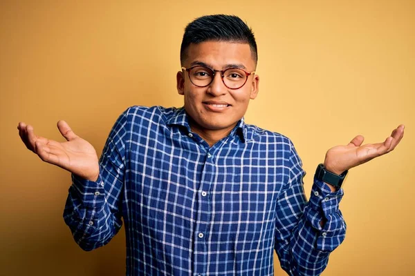 Pemuda Tampan Latin Mengenakan Kemeja Kasual Dan Kacamata Atas Latar — Stok Foto