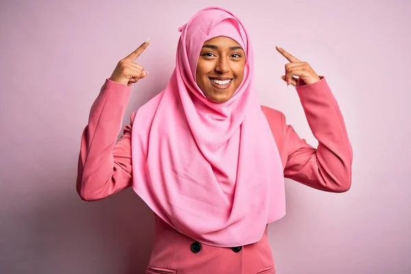 Mladý Afroameričanka Nosí Muslimský Hidžáb Přes Izolované Růžové Pozadí Úsměvem — Stock fotografie