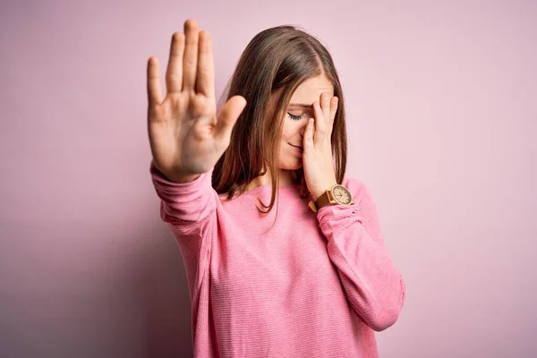 Jonge Mooie Roodharige Vrouw Draagt Casual Trui Geïsoleerde Roze Achtergrond — Stockfoto