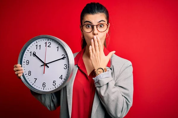 Junge Schöne Brünette Geschäftsfrau Macht Countdown Hält Große Uhr Deckel — Stockfoto