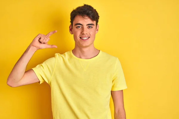 Ragazzo Adolescente Che Indossa Shirt Gialla Sfondo Isolato Sorridente Fiducioso — Foto Stock