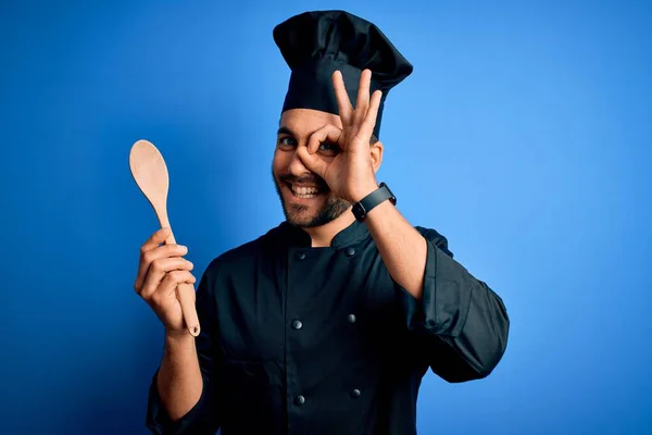 Joven Cocinero Con Barba Vistiendo Uniforme Sosteniendo Cuchara Madera Sobre — Foto de Stock