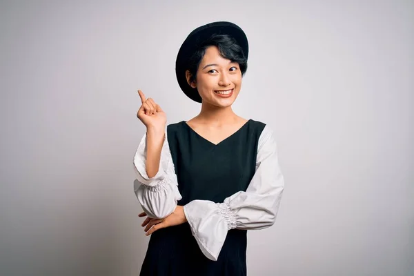 Mladý Krásný Asijské Dívka Sobě Ležérní Šaty Klobouk Stojící Nad — Stock fotografie