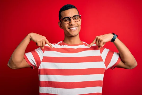 Jovem Afro Americano Bonito Vestindo Camiseta Listrada Casual Óculos Olhando — Fotografia de Stock