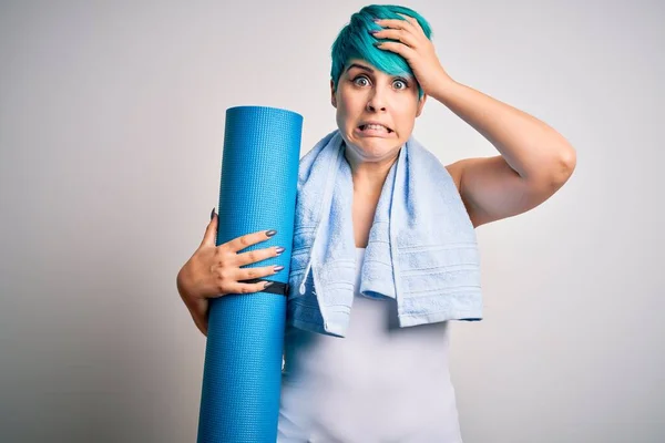 Joven Mujer Deportiva Con Pelo Moda Azul Sosteniendo Esterilla Después —  Fotos de Stock