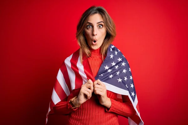 Joven Mujer Patriótica Hermosa Vistiendo Bandera Los Estados Unidos Celebrando — Foto de Stock