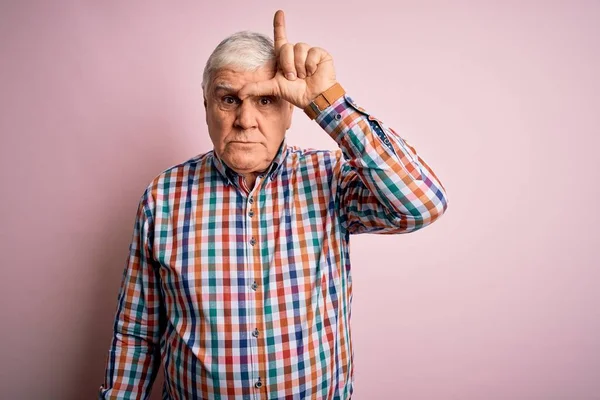 Senior Hombre Apuesto Hoary Usando Camisa Colorida Casual Sobre Fondo — Foto de Stock