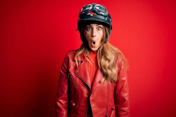 Jeune Belle Femme Motrocycliste Brune Portant Casque Moto Sur Fond — Photo