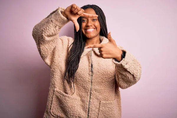 Jonge Afro Amerikaanse Vrouw Draagt Mode Winterjas Roze Geïsoleerde Achtergrond — Stockfoto
