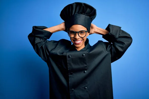 Afro Amerikan Aşçı Kadın Aşçı Üniforması Giyiyor Mavi Arka Planda — Stok fotoğraf