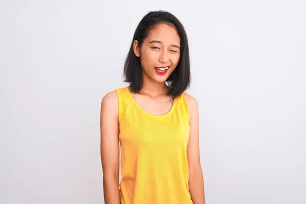 Jovem Chinesa Vestindo Camiseta Casual Amarela Sobre Fundo Branco Isolado — Fotografia de Stock