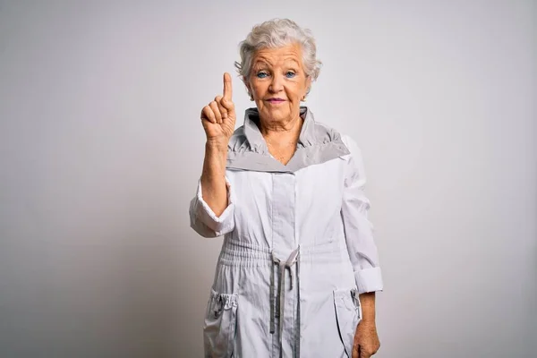 Senior Hermosa Mujer Pelo Gris Con Chaqueta Casual Pie Sobre — Foto de Stock