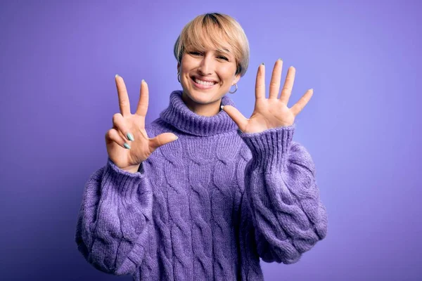 Giovane Donna Bionda Con Capelli Corti Indossa Maglione Collo Alto — Foto Stock