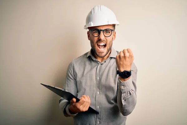 Jovem Arquiteto Inspetor Homem Vestindo Capacete Segurança Construtor Usando Prancheta — Fotografia de Stock